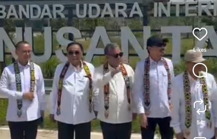 Ketua MPR RI Ahmad Muzani berfoto bersama di depan tulisan Bandara Internasional IKN (Instagram @ahmadmuzani2)