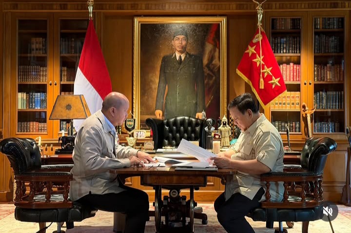 Menteri Investasi dan Hilirisasi sekaligus CEO Danantara Rosan Roeslani bertemu Presiden RI Prabowo Subianto di Hambalang, Sentul, Bogor, Jawa Barat (Instagram @sekretariat.kabinet)