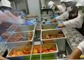 Para pekerja di SPPG tengah menyiapkan menu MBG (Instagram @sppg_pengasih_kedungasih)