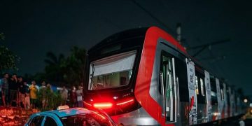 Taksi Green SM tertemper KRL Commuter Line.(Instagram @inversimedia)