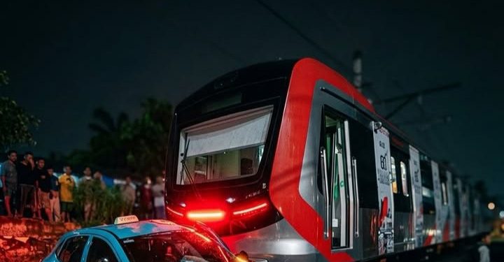 Taksi Green SM tertemper KRL Commuter Line.(Instagram @inversimedia)