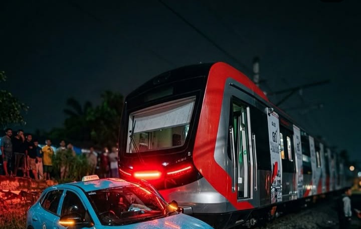 Taksi Green SM tertemper KRL Commuter Line.(Instagram @inversimedia)