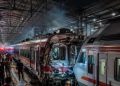 Kondisi KRL Commuter Line jurusan Jakarta-Cijarang ringsek usai ditabrak KA Argo Bromo jurusan Jakarta-Surabaya pada Senin malam 27 April 2026 (Instagram @inversimedia)