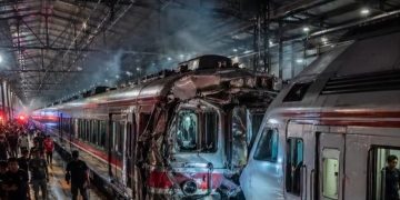 Kondisi KRL Commuter Line jurusan Jakarta-Cijarang ringsek usai ditabrak KA Argo Bromo jurusan Jakarta-Surabaya pada Senin malam 27 April 2026 (Instagram @inversimedia)