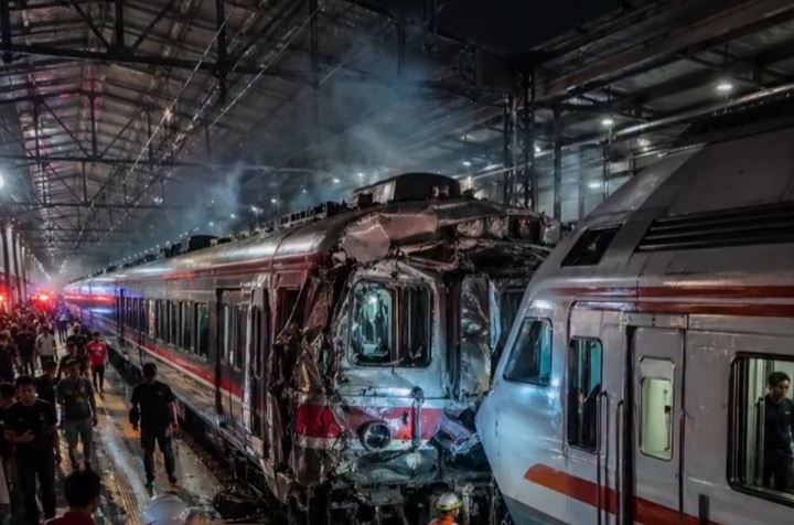 Kondisi KRL Commuter Line jurusan Jakarta-Cijarang ringsek usai ditabrak KA Argo Bromo jurusan Jakarta-Surabaya pada Senin malam 27 April 2026 (Instagram @inversimedia)