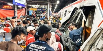Kecelakaan kereta api antara KA Argo Bromo vs KRL Commuter Line pada Senin malam 27 April 2026 (Instagram @keretapikita)