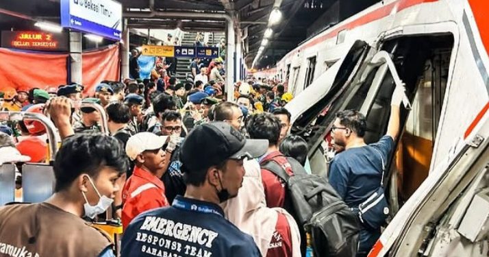 Kecelakaan kereta api antara KA Argo Bromo vs KRL Commuter Line pada Senin malam 27 April 2026 (Instagram @keretapikita)