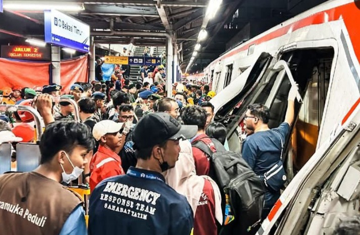 Kecelakaan kereta api antara KA Argo Bromo vs KRL Commuter Line pada Senin malam 27 April 2026 (Instagram @keretapikita)