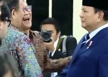 Momen Rocky Gerung tertawa saat disalami Presiden RI Prabowo Subianto (Instagram @rockygerungfans)