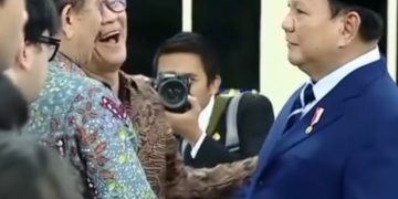Momen Rocky Gerung Tertawa Usai Disalami Prabowo, Presiden Sebut Sang Akademisi Masih Disiden
