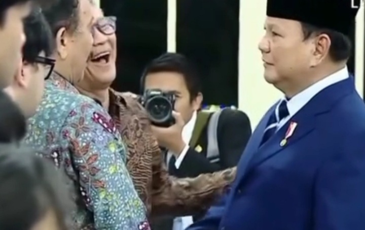 Momen Rocky Gerung tertawa saat disalami Presiden RI Prabowo Subianto (Instagram @rockygerungfans)