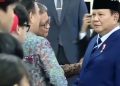 Momen Rocky Gerung dan Presiden RI Prabowo Subianto saat saling bersalaman usai pelantikan kabinet terbaru pada Senin 27 April 2026 (Instagram @rockygerungfans)