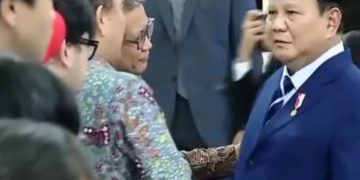 Momen Rocky Gerung dan Presiden RI Prabowo Subianto saat saling bersalaman usai pelantikan kabinet terbaru pada Senin 27 April 2026 (Instagram @rockygerungfans)