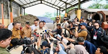 Presiden RI Prabowo Subianto saat kunjungan ke TPS BLE Kabupaten Banyumas, melihat langsung proses pembuatan genteng dari sampah (Instagram @sekretariat.kabinet)