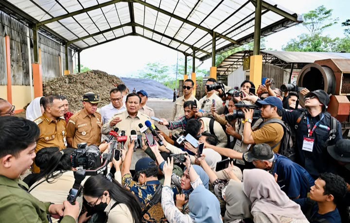 Takjub dengan TPS Banyumas Olah Sampah Jadi Genteng, Prabowo Ingin Gentengisasi: Harganya Murah