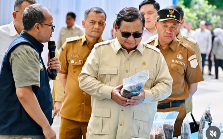 Presiden RI Prabowo Subianto saat kunjungan ke TPS BLE Kabupaten Banyumas, Jawa Tengah, Selasa 28 April 2026 (Instagram @sekretariat.kabinet)