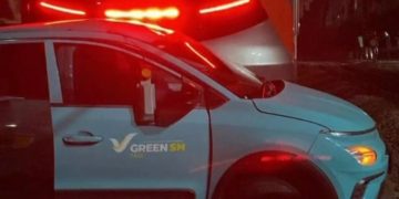 Taksi Green SM yang tertemper KRL berimbas kecelakaan kereta api dengan KA Argo Bromo, Senin malam 27 April 2026 (Instagram @egiiinnn_)