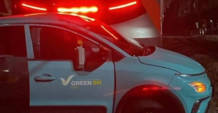 Taksi Green SM yang tertemper KRL berimbas kecelakaan kereta api dengan KA Argo Bromo, Senin malam 27 April 2026 (Instagram @egiiinnn_)