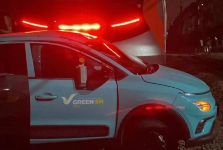 Taksi Green SM yang tertemper KRL berimbas kecelakaan kereta api dengan KA Argo Bromo, Senin malam 27 April 2026 (Instagram @egiiinnn_)