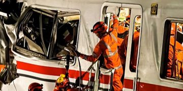 Petugas evakuasi para korban kecelakaan kereta api di Stasiun Bekasi Timur yang terjadi pada Senin 27 April 2026 (Instagram @keretapikita)