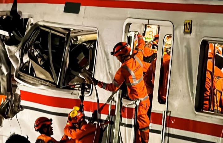 Petugas evakuasi para korban kecelakaan kereta api di Stasiun Bekasi Timur yang terjadi pada Senin 27 April 2026 (Instagram @keretapikita)
