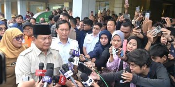 Presiden RI Prabowo Subianto saat menjenguk para korban kecelakaan kereta api di RSUD Bekasi, Jawa Barat, Selasa 28 April 2026 (Instagram @sekretariat.kabinet)