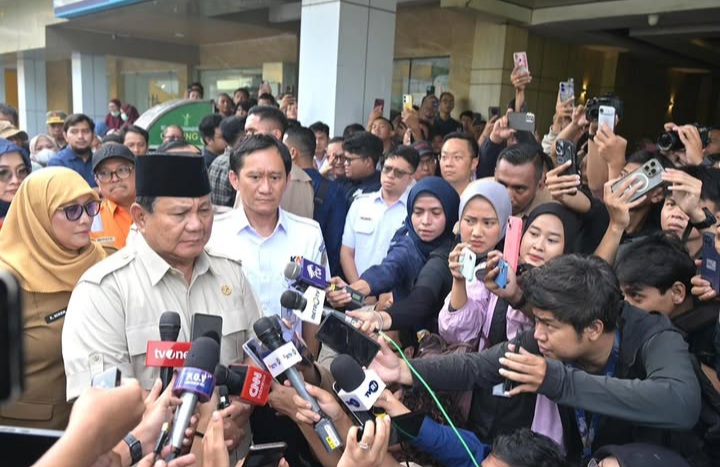 Presiden RI Prabowo Subianto saat menjenguk para korban kecelakaan kereta api di RSUD Bekasi, Jawa Barat, Selasa 28 April 2026 (Instagram @sekretariat.kabinet)