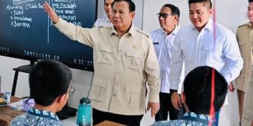 Presiden RI Prabowo Subianto saat meninjau program MBG di SMAN 1 Cilacap, bilang banyak negara lain belajar MBG ke Indonesia (Instagram @sekretariat.kabinet)