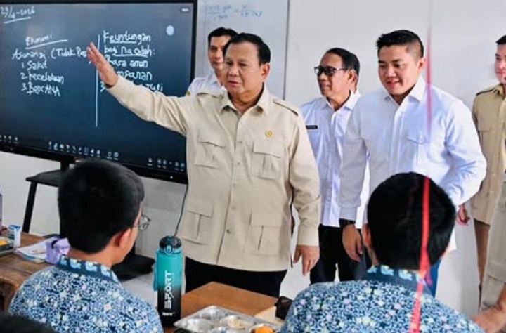 Presiden RI Prabowo Subianto saat meninjau program MBG di SMAN 1 Cilacap, bilang banyak negara lain belajar MBG ke Indonesia (Instagram @sekretariat.kabinet)