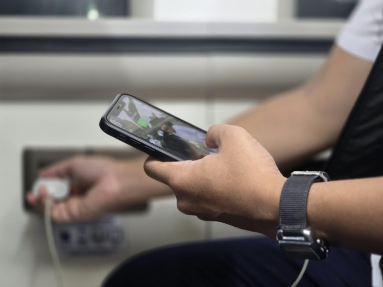 Masyarakat menggunakan fasilitas digital kereta (Dok PT KAI)