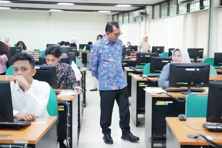 Anggota Ombudsman RI, Nuzran Joher berbincang dengan peserta UTBK - SNBT 2026 di Universitas Indonesia, Depok, Jawa Barat, pada Kamis (23/4/2026) (Dok Ombudsman)