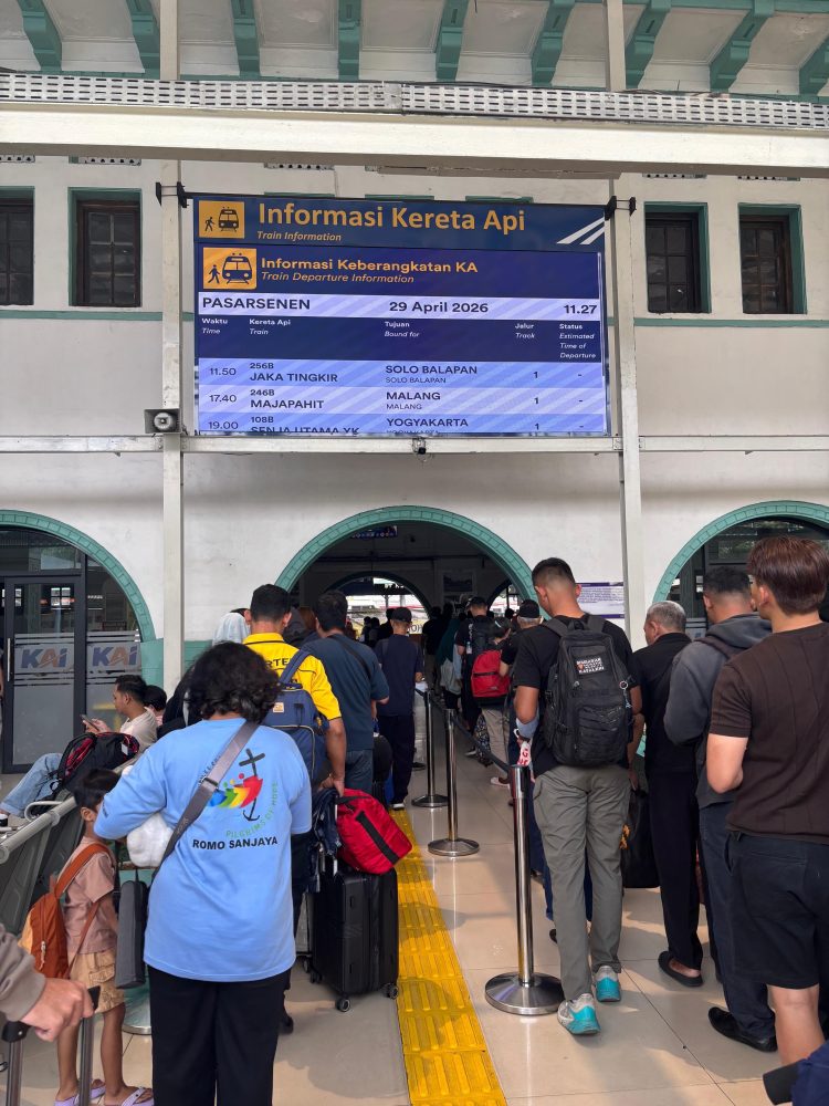 Masyarakat menggunakan kereta api untuk bepergian (Dok PT KAI)