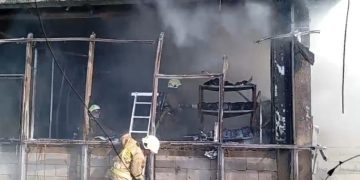 Dua lantai Gedung D Direktorat Bina Pemerintahan Desa (Pemdes) Kementerian Dalam Negeri (Kemendagri) di Jalan Pasar Minggu Raya, Jakarta Selatan, hangus terbakar pada Senin (20/04/2026). (Ilham F/Suaranusantara)