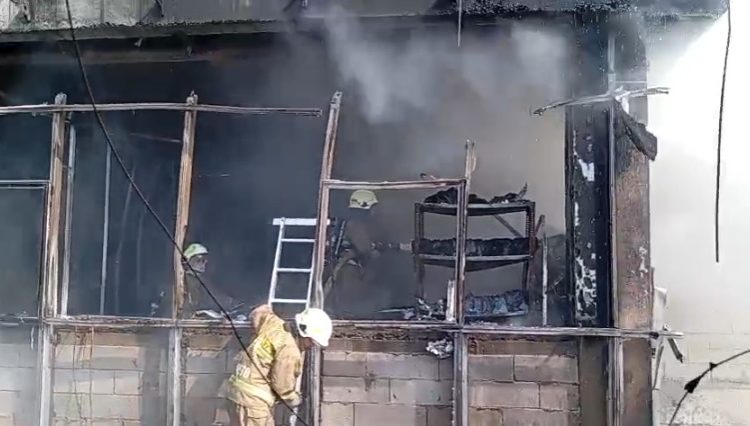 Dua lantai Gedung D Direktorat Bina Pemerintahan Desa (Pemdes) Kementerian Dalam Negeri (Kemendagri) di Jalan Pasar Minggu Raya, Jakarta Selatan, hangus terbakar pada Senin (20/04/2026). (Ilham F/Suaranusantara)