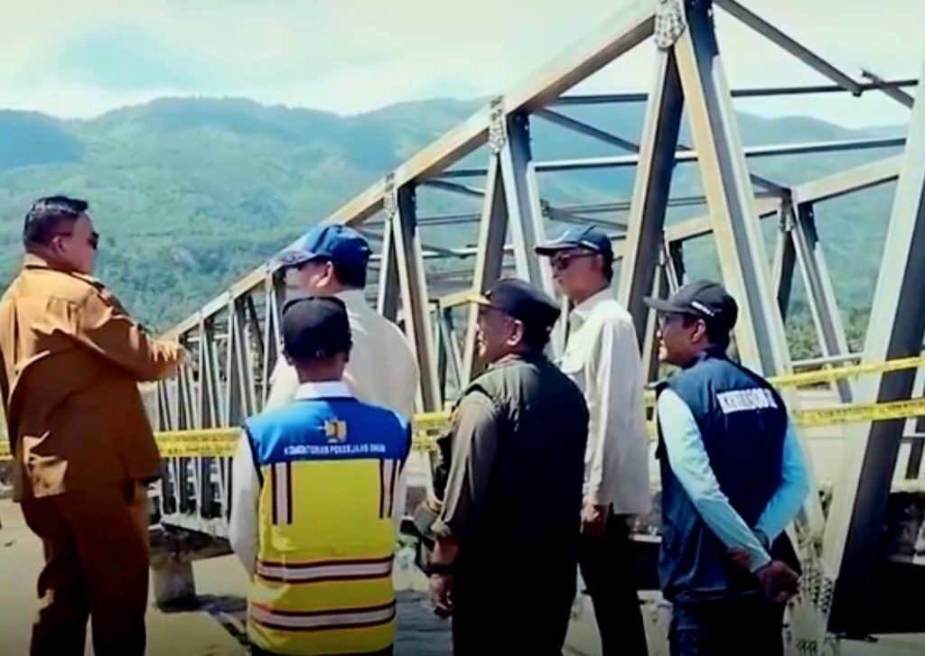 Kementerian Pekerja Umum bersama TNI, Polri, BNPB saat meninjau lokasi pemulihan infrastruktur di Sumatera pascabencana alam banjir yang melanda pada 2025 (dok suaranusantara.com)