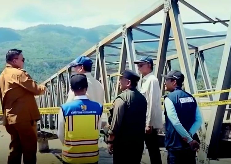 Kementerian Pekerja Umum bersama TNI, Polri, BNPB saat meninjau lokasi pemulihan infrastruktur di Sumatera pascabencana alam banjir yang melanda pada 2025 (dok suaranusantara.com)