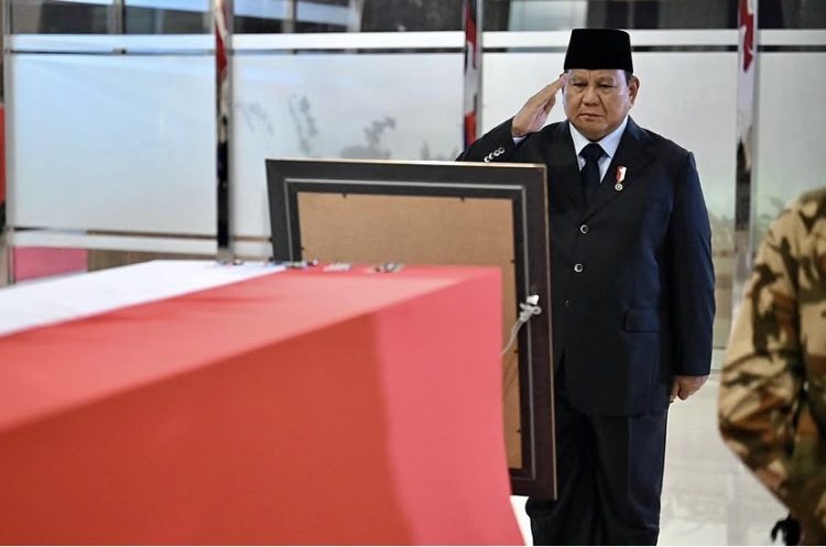 Presiden Prabowo Subianto memberikan penghormatan terakhir pada 3 prajurit TNI yang gugur di Lebanon (Dok IG Sekretariat Kabinet)