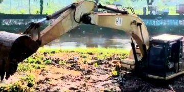 Upaya Nyata Atasi Banjir, Pengerukan Skala Besar Kali Pesanggrahan Resmi Dimulai