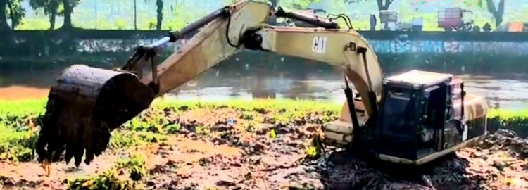 Upaya Nyata Atasi Banjir, Pengerukan Skala Besar Kali Pesanggrahan Resmi Dimulai