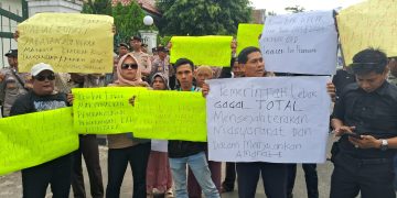 Unjuk rasa mendesak Bupati dan Wakil Bupati Lebak menyampaikan maaf atas konflik beberapa waktu lalu.(Def/SuaraNusantara)