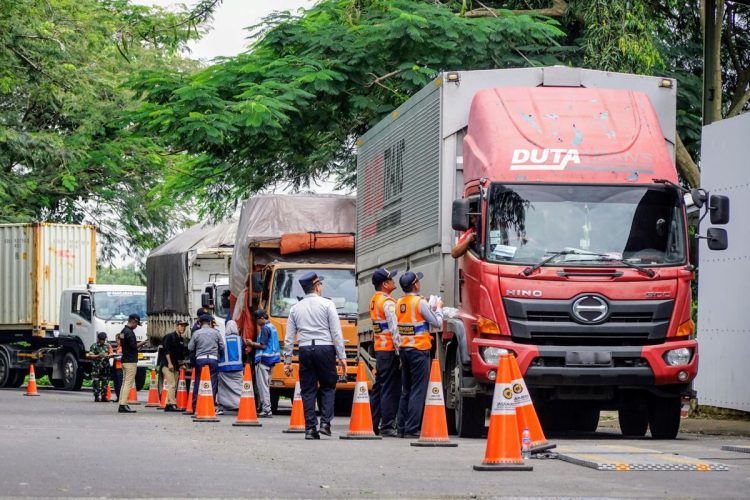 Pemeriksaan truk angkutan barang (Dok Kemenhub)