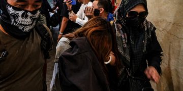 Istri dan anak bandar narkoba Ko Erwin saat tiba di gedung Bareskrim Polri, Jakarta Selatan, pada Jum'at (24/4/2026). (Ilham F/Suaranusantara)