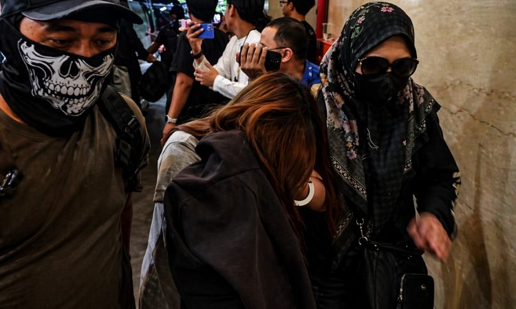 Istri dan anak bandar narkoba Ko Erwin saat tiba di gedung Bareskrim Polri, Jakarta Selatan, pada Jum'at (24/4/2026). (Ilham F/Suaranusantara)