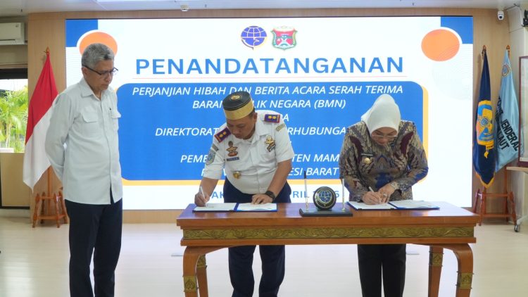 Momen penandatanganan naskah perjanjian hibah dengan Pemerintah Kabupaten Mamuju yang digelar di Jakarta, Senin (13/4). (Dok Kemenhub)