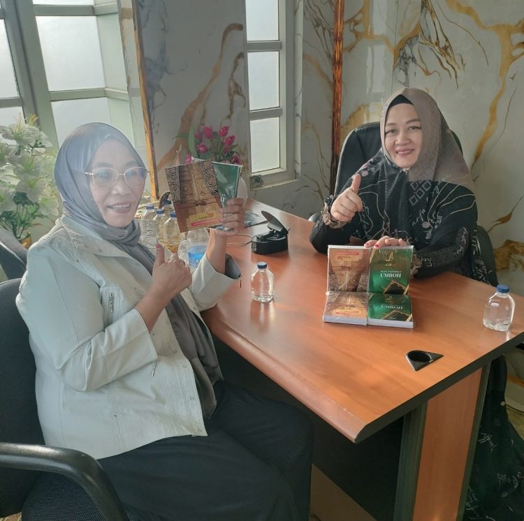 Direktur Utama Ajib Tour, Noviani dan Ketua Humas Farida Pangadi di kantor Ajib Tour, Cibubur Country, Cikeas, Jawa Barat, Jumat (24/4/2026) (Dok Istimewa).