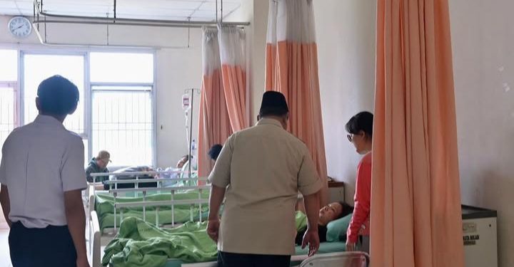 Korban kecelakaan kereta api di Stasiun Bekasi Timur saat mendapat kunjungan dari Presiden RI Prabowo Subianto (Instagram @sekretariat.kabinet)