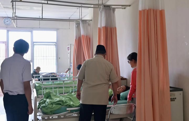Korban kecelakaan kereta api di Stasiun Bekasi Timur saat mendapat kunjungan dari Presiden RI Prabowo Subianto (Instagram @sekretariat.kabinet)