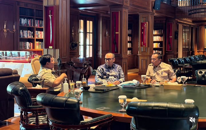 Presiden RI Prabowo Subianto gelar pertemuan dengan Kepala PPATK dan Mensesneg di Hambalang, Minggu 3 Mei 2026 (Instagram @sekretariat.kabinet)
