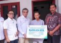 Menaker Yassierli saat menyerahkan hak jamsos korban kecelakaan kereta api di Stasiun Bekasi Timur (Instagram @yassierli)