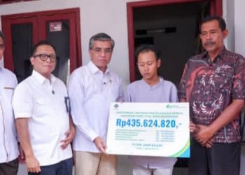 Menaker Yassierli saat menyerahkan hak jamsos korban kecelakaan kereta api di Stasiun Bekasi Timur (Instagram @yassierli)